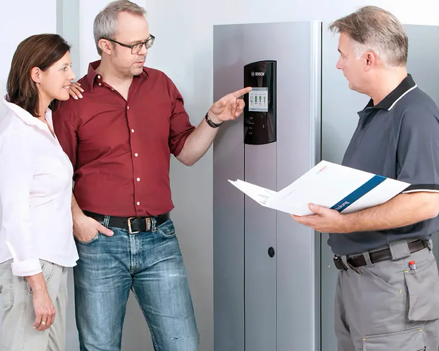 Battery customer discussing their system with a technician